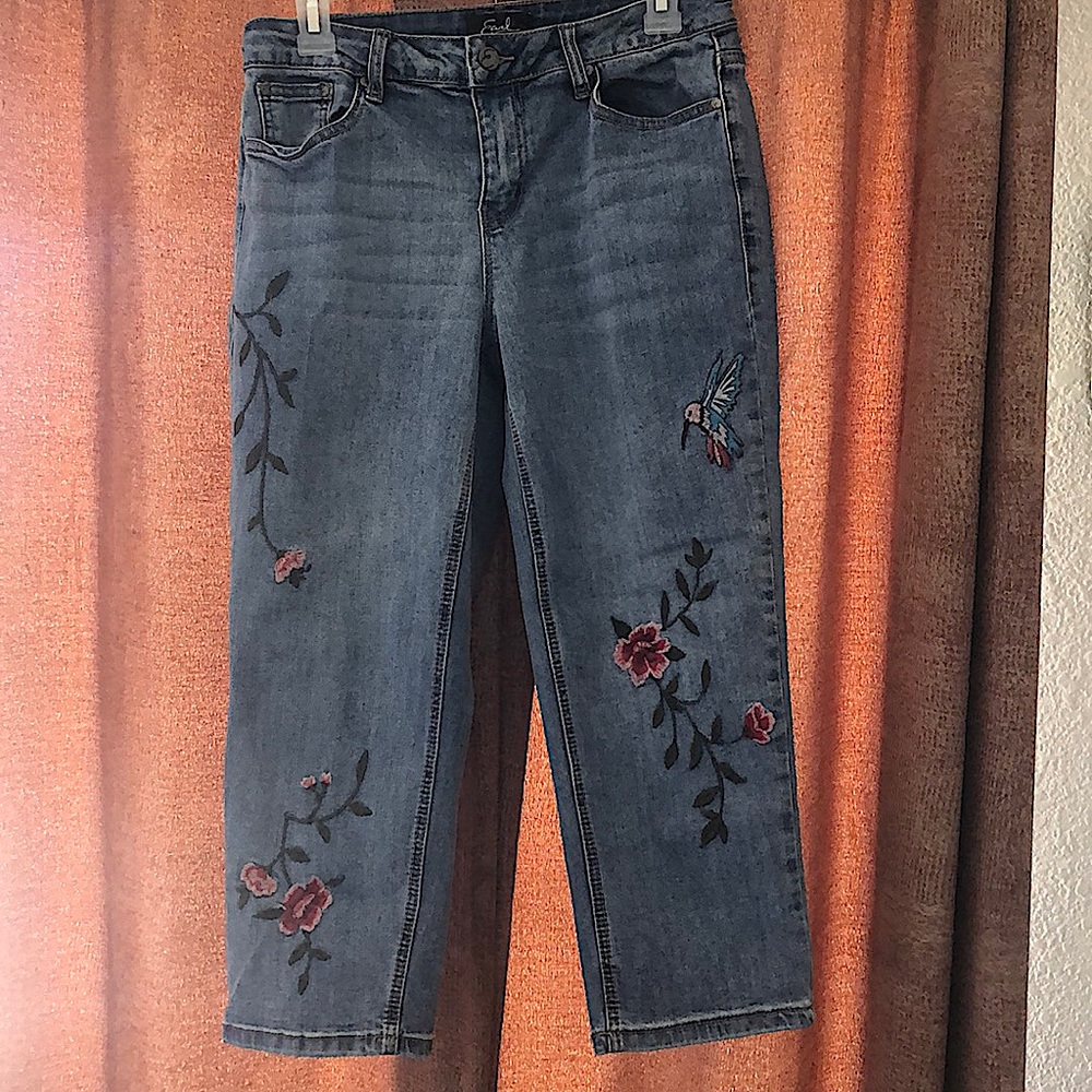 Earl Jean embroidered hummingbird & flowers Capris